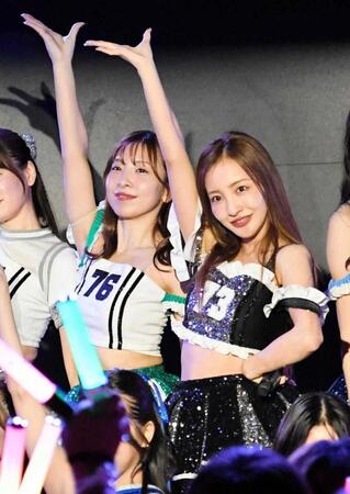 息の合ったパフォーマンスを見せる板野友美（右）と板野成美（左）＝２０２５年１１月撮影