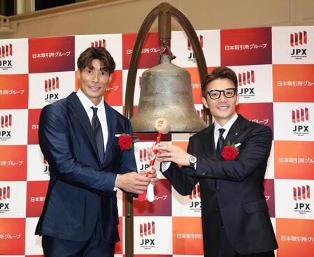 　センス・トラスト株式会社の上場セレモニーで今中康仁社長（右）とポーズを決める糸井嘉男氏（撮影・佐々木彰尚）