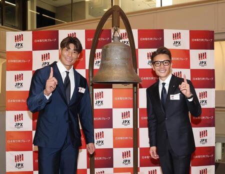 　センス・トラスト株式会社の上場セレモニーで今中康仁社長（右）とポーズを決める糸井嘉男氏（撮影・佐々木彰尚）