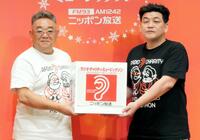 　撮影に応じたサンドウィッチマン