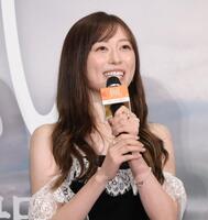 　舞台あいさつで話す福原遥（撮影・西岡正）