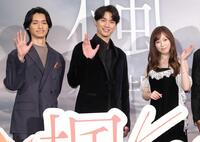 　笑顔で手を振る（左から）北島岬、福士蒼汰、福原遥（撮影・西岡正）