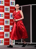 　華やかな赤いドレスで登場した飯豊まりえ（撮影・開出牧）