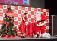 　サンタクロース（右）からクリスマスツリー点灯をお願いされる飯豊まりえ（撮影・開出牧）