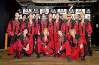 　本番前に気合入れを行ったＴＨＥ　ＲＡＭＰＡＧＥ（前列左から）神谷健太、岩谷翔吾、山本彰吾、浦川翔平（後列同）長谷川慎、後藤拓磨、陣、龍、吉野北人、武知海青、ＲＩＫＵ、鈴木昂秀、ＬＩＫＩＹＡ、与那嶺瑠唯、藤原樹