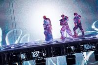 　パフォーマンスするＮｕｍｂｅｒ＿ｉ　ⒸＴＯＢＥ　Ｃｏ．，　Ｌｔｄ．