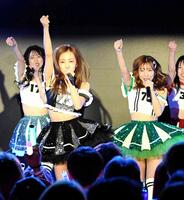 息の合ったパフォーマンスを見せる板野友美（左）と板野成美（右）＝２０２５年１１月撮影