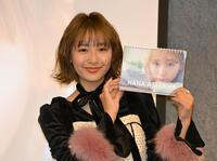 　「浅川梨奈　２０２６　ＣＡＬＥＮＤＡＲ　」発売記念イベントでカレンダーを手にする浅川梨奈