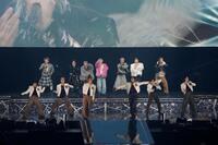 　パフォーマンスをするＬＩＬ　ＬＥＡＧＵＥ（前列）とＫＩＤ　ＰＨＥＮＯＭＥＮＯＮ