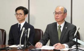 　菰田優弁護士（右）とともに会見する国分太一＝１１月２６日