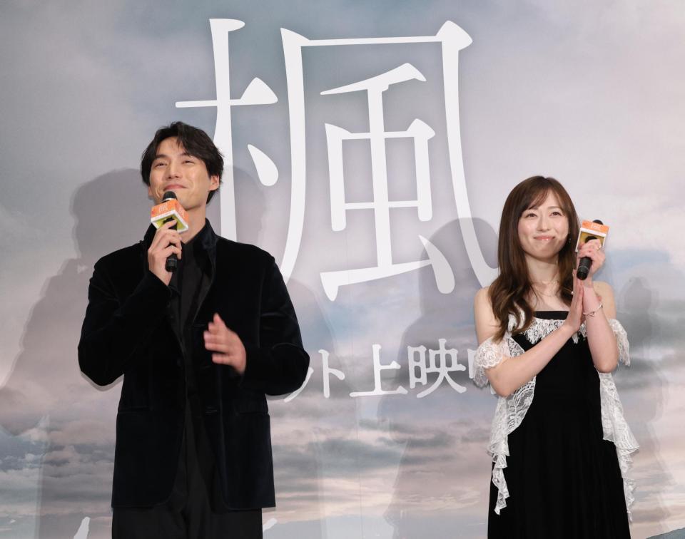 　舞台あいさつに登場した福士蒼汰（左）と福原遥（撮影・西岡正）