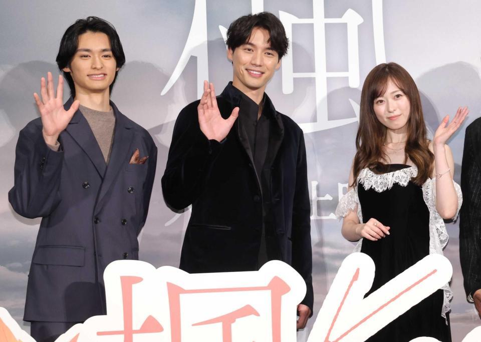 　笑顔で手を振る（左から）北島岬、福士蒼汰、福原遥（撮影・西岡正）