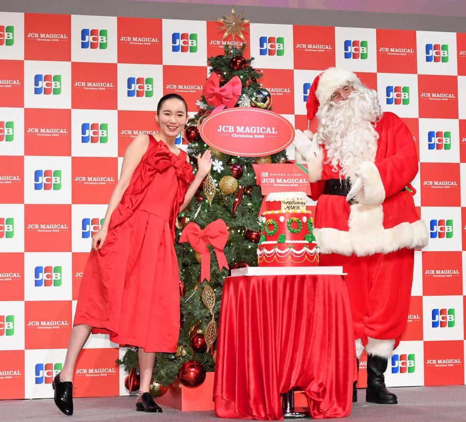 　クリスマスツリーを点灯しポーズをとる飯豊まりえ（左）＝撮影・開出牧