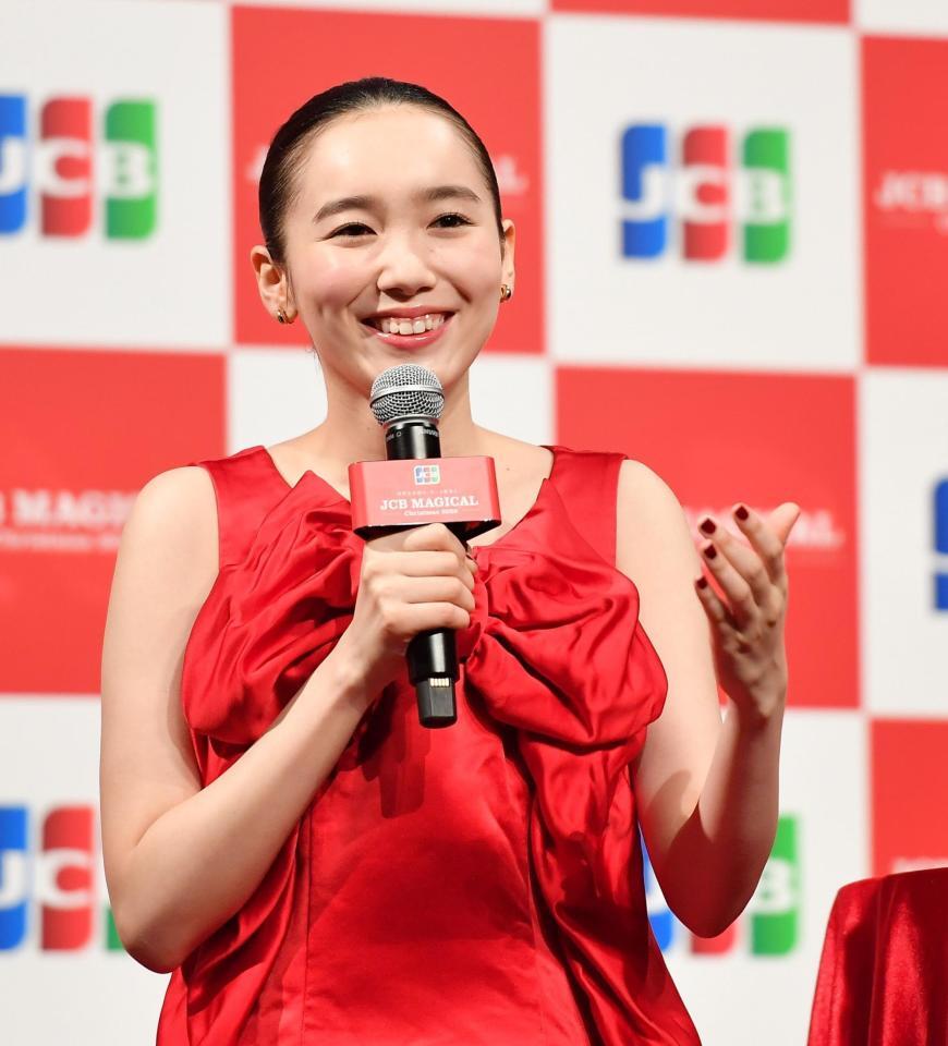 　イベントでトークをする飯豊まりえ（撮影・開出牧）