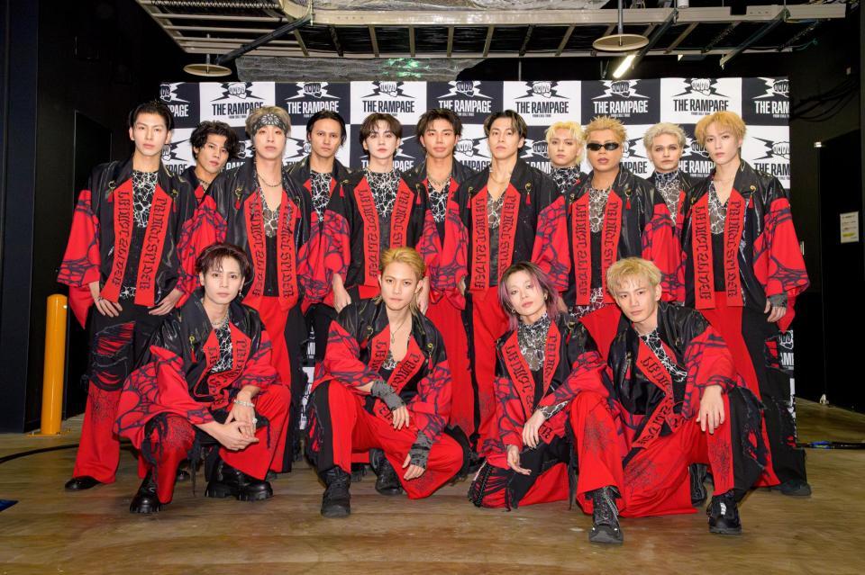 　本番前に気合入れを行ったＴＨＥ　ＲＡＭＰＡＧＥ（前列左から）神谷健太、岩谷翔吾、山本彰吾、浦川翔平（後列同）長谷川慎、後藤拓磨、陣、龍、吉野北人、武知海青、ＲＩＫＵ、鈴木昂秀、ＬＩＫＩＹＡ、与那嶺瑠唯、藤原樹