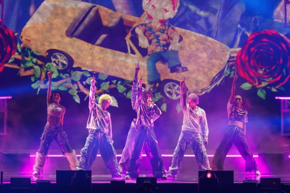 　パフォーマンスするＮｕｍｂｅｒ＿ｉ　ⒸＴＯＢＥ　Ｃｏ．，　Ｌｔｄ．