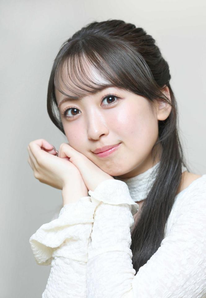 　かわいらしくポーズをとる渡部愛加里（撮影・金田祐二）