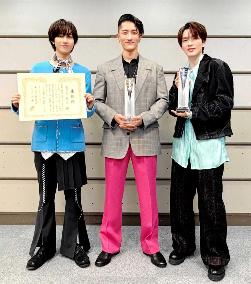 　２年連続トータル１位を表彰されたＳｎｏｗ　Ｍａｎの（左から）阿部亮平、岩本照、深澤辰哉