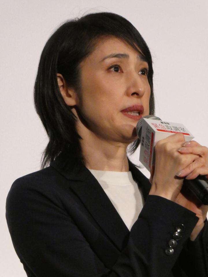 　涙ぐむ天海祐希