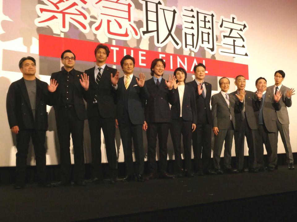 　撮影に応じる（左から）常廣丈太監督、鈴木浩介、速水もこみち、石丸幹二、佐々木蔵之介、天海祐希、田中哲司、小日向文世、でんでん、塚地武雅、大倉孝二