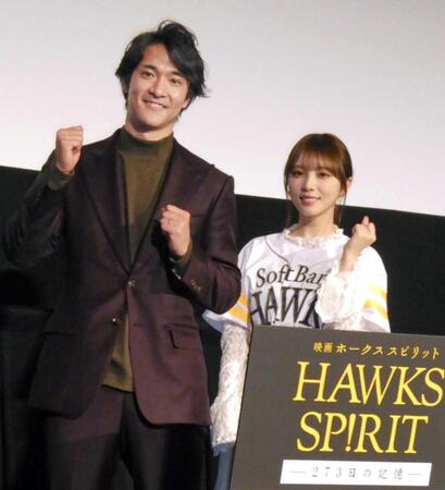 　撮影に応じる（左から）柳町達、与田祐希