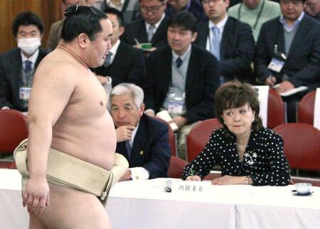 　横綱審議委員として稽古総見で横綱朝青龍を見る＝２０１０年１月