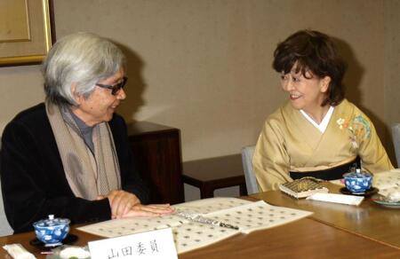 横綱審議委員会で山田洋次氏（左）と談笑する内館牧子さん＝２０１０年１月