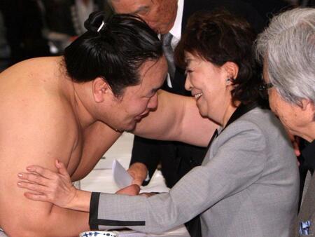 稽古総見で朝青龍と談笑する内館牧子さん＝２００９年４月