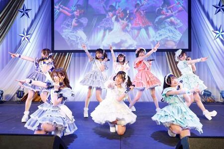 　笑顔を見せるＳＵＰＥＲ☆ＧｉＲＬＳの（前列左から）鎌田彩樺、河村果歩、櫻井陽夏、（後列同）田中想、門林有羽、柏綾菜、竹内ななみ、坂林佳奈