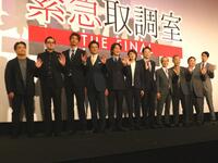 　撮影に応じる（左から）常廣丈太監督、鈴木浩介、速水もこみち、石丸幹二、佐々木蔵之介、天海祐希、田中哲司、小日向文世、でんでん、塚地武雅、大倉孝二