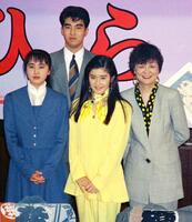 　朝ドラ「ひらり」の記者発表に主演の石田ひかり（中央）らと参加した内館牧子さん（右）＝１９９２年５月
