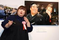 　元幕内徳勝龍の千田川親方とのツーショット写真パネルと同じ表情を見せる３時のヒロイン・かなで（撮影・棚橋慶太）