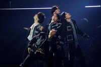 　パフォーマンスを披露するチーム・ハンサム！のメンバーたち