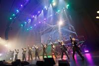 　熱唱するチーム・ハンサム！のメンバーたち