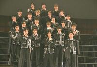 　（最前列左から）小関裕太、猪塚健太、細田佳央太、（２列目同）新原泰佑、松岡広大、溝口琢矢、甲斐翔真、（３列目同）福崎那由他、兵頭功海、平間壮一、太田将熙、（４列目同）山崎光、東島京、本島純政、徳永智加来、（５列目同）岩崎友泰、林優大、青柳塁斗、植原卓也、（６列目同）渡邊圭祐、水田航生、松島庄汰