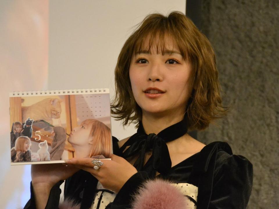 　「浅川梨奈　２０２６　ＣＡＬＥＮＤＡＲ　」発売記念イベントで、お気に入りカットを紹介する浅川梨奈