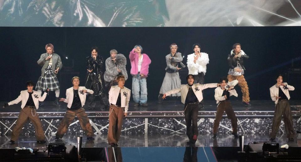 　パフォーマンスをするＬＩＬ　ＬＥＡＧＵＥ（前列）とＫＩＤ　ＰＨＥＮＯＭＥＮＯＮ