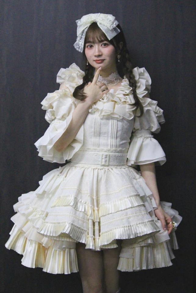 　ポーズを決める江籠裕奈