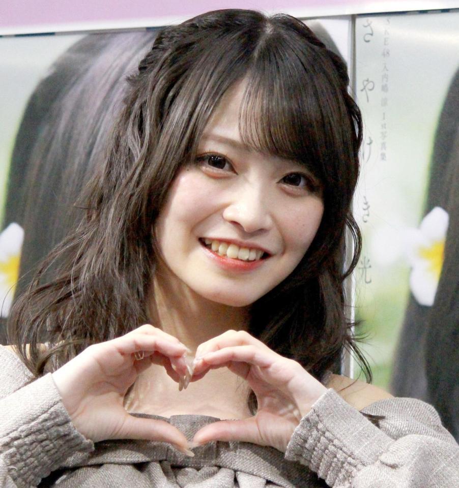 　ポーズを決める入内嶋涼