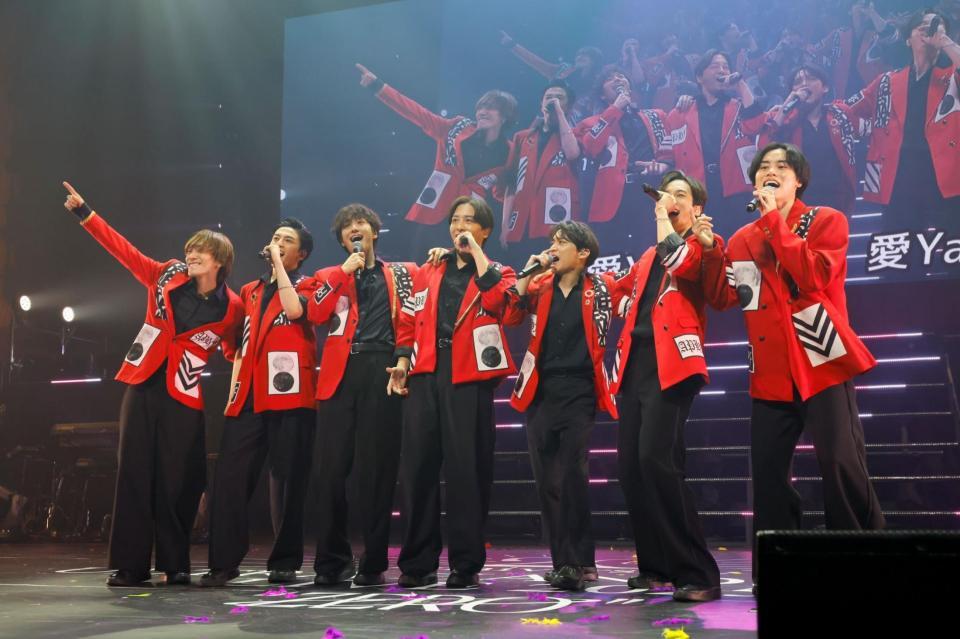 　熱唱するチーム・ハンサム！のメンバーたち