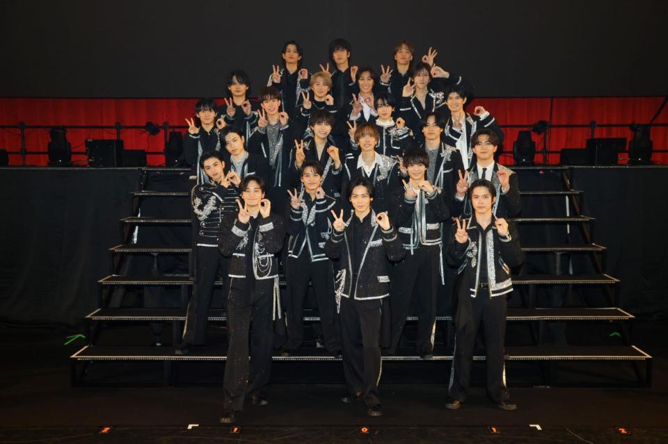 　（最前列左から）小関裕太、猪塚健太、細田佳央太、（２列目同）新原泰佑、松岡広大、溝口琢矢、甲斐翔真、（３列目同）福崎那由他、兵頭功海、平間壮一、太田将熙、（４列目同）山崎光、東島京、本島純政、徳永智加来、（５列目同）岩崎友泰、林優大、青柳塁斗、植原卓也、（６列目同）渡邊圭祐、水田航生、松島庄汰