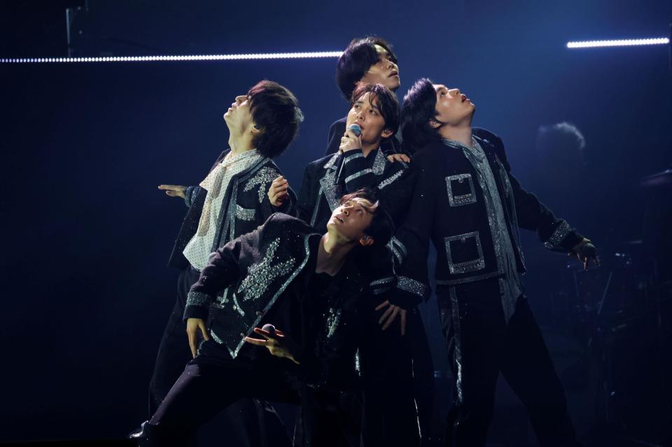 　パフォーマンスを披露するチーム・ハンサム！のメンバーたち