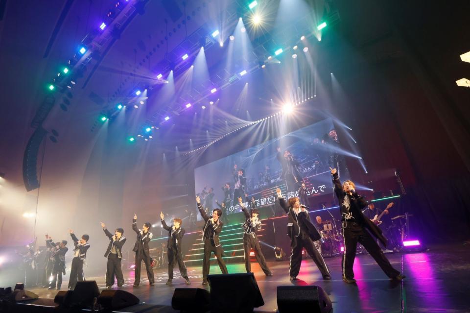 　熱唱するチーム・ハンサム！のメンバーたち