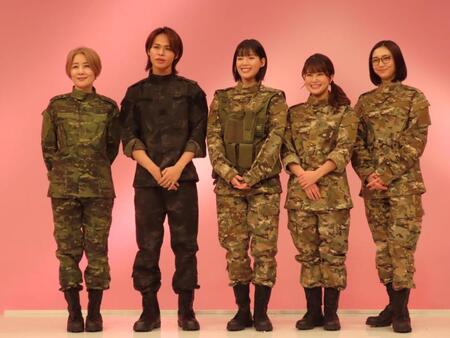 　テレ東系ドラマ「聖ラブサバイバーズ」の会見に迷彩服で登場した（左から）ひうらさとる氏、上田竜也、佐津川愛美、山谷花純
