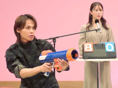 　バズーカゲームを行う上田竜也