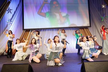 　（左から）後藤彩、志村理佳、荒井玲良、渡邉ひかる、八坂沙織、渡邉幸愛、浅川梨奈、秋田恵里、宮崎理奈、勝田梨乃、溝手るか