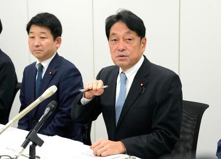 　２０２６年度の与党税制改正大綱を決定し、記者会見する自民党の小野寺税調会長（右）と日本維新の会の梅村税調会長＝１９日