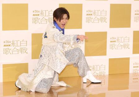 　ポーズを決める新浜レオン（撮影・石井剣太郎）