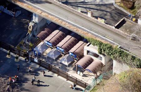 　ヨーロッパオオカミが脱走し、閉ざされた多摩動物公園の正門（共同通信社ヘリから）