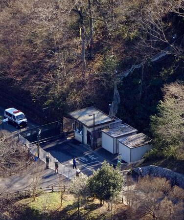 　ヨーロッパオオカミが脱走した多摩動物公園で、ネットを張り警戒する関係者（共同通信社ヘリから）